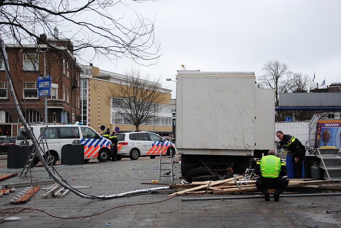 Man overlijdt door omvallen oliebollenkraam