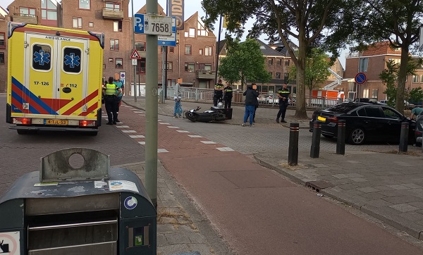 Twee aanrijdingen tussen bezorgscooters en auto's in één weekend