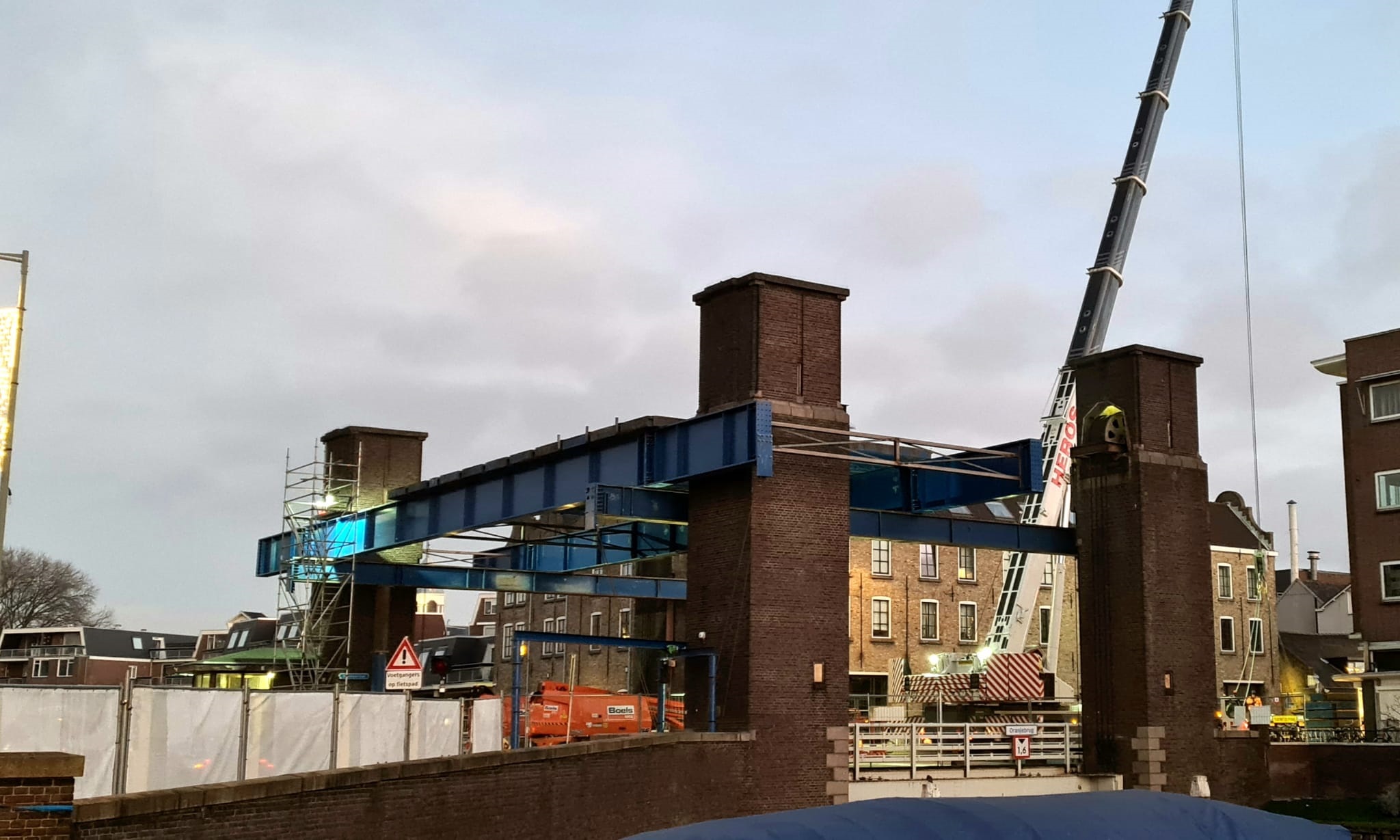 De Oranjebrug is vanavond 7 uur nog niet te gebruiken