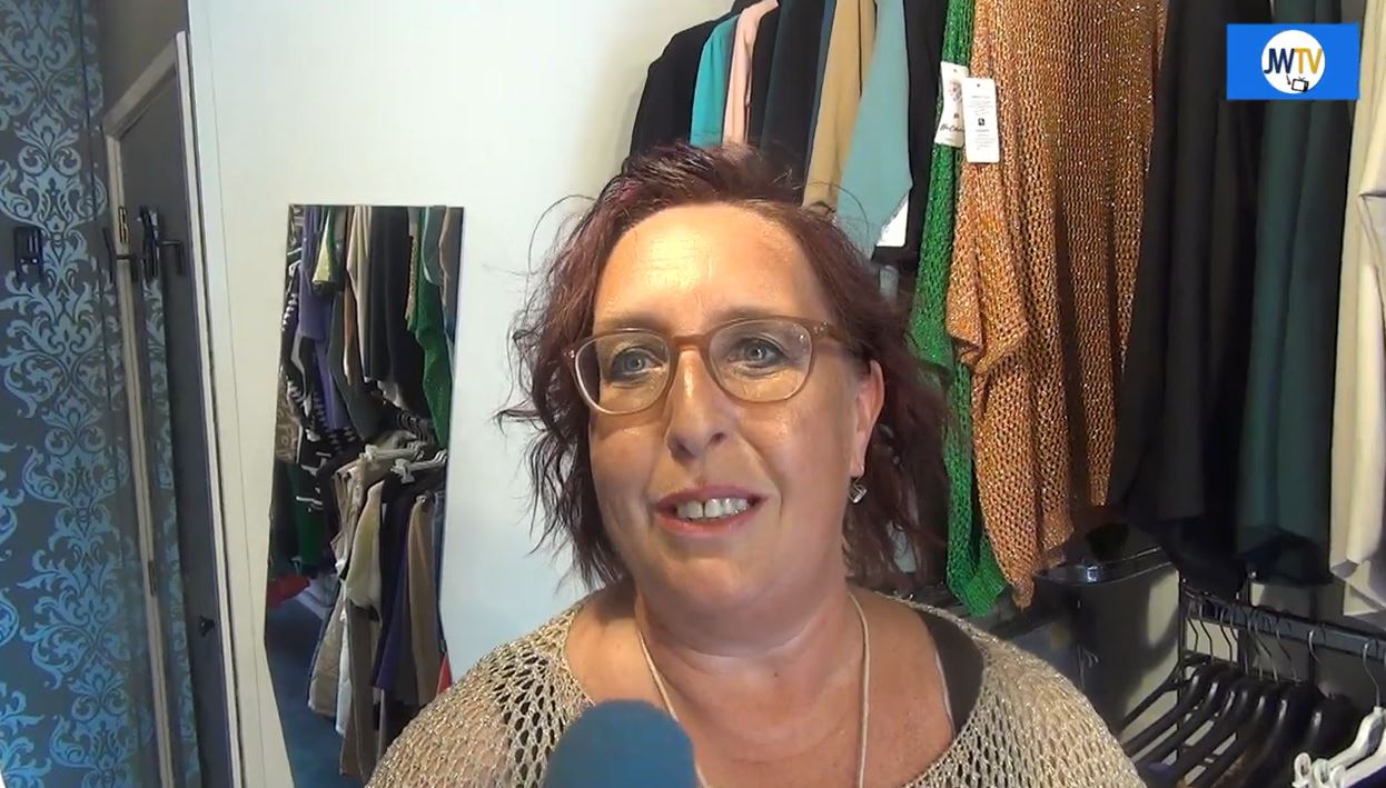 JW spreekt met Mirjam Qadiri in 'Neerlands kleinste kledingwinkeltje'