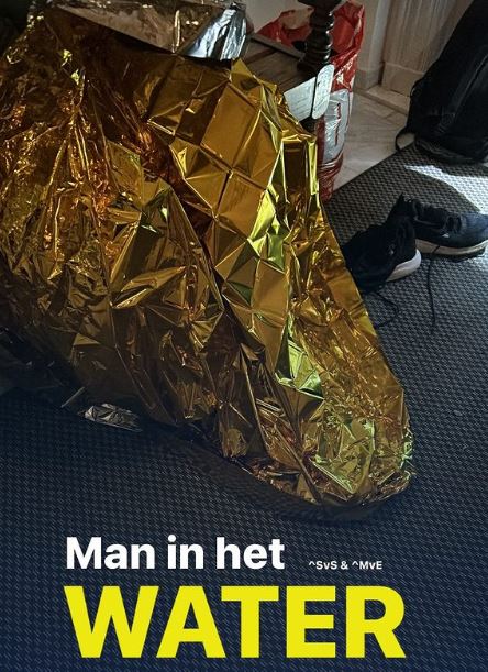 Man in het water door omstanders gered