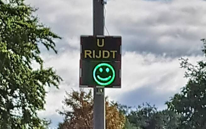 Er wordt hier hard gereden en er staat nu een smiley