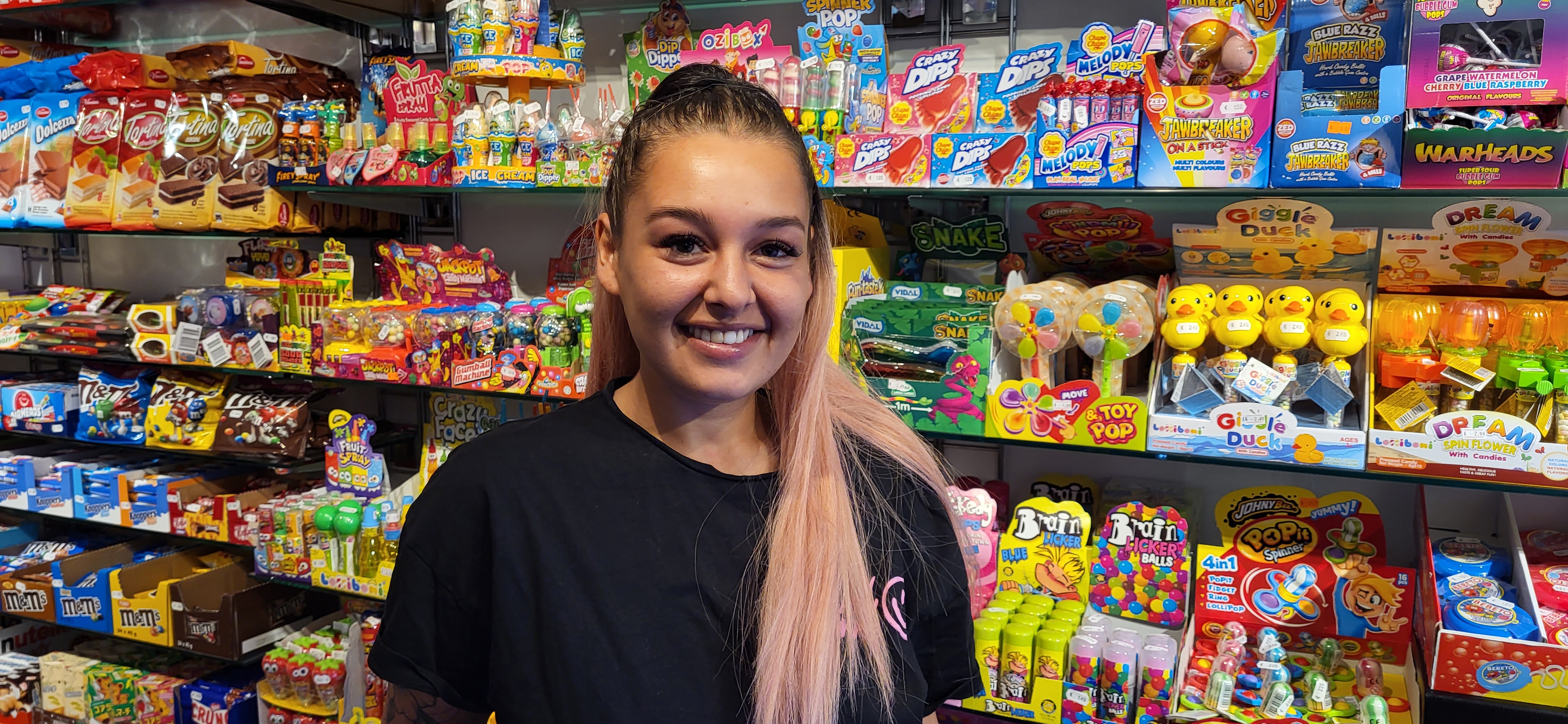 Loubna opent snoepwinkel in de Woudhoek