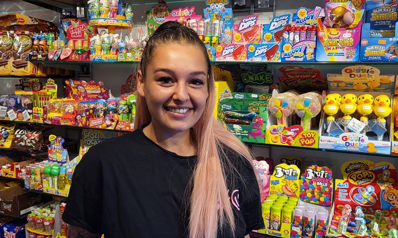 Loubna opent snoepwinkel in de Woudhoek