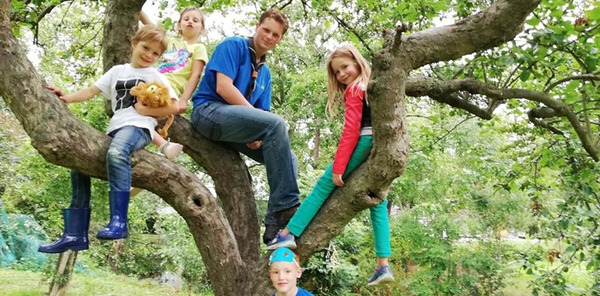 Meiden op avontuur bij scouting