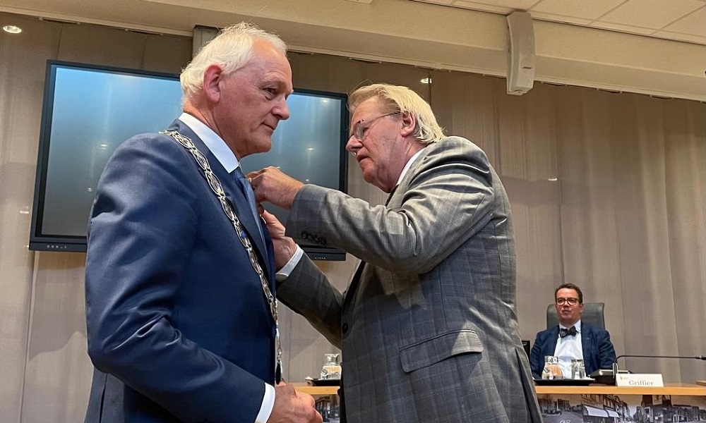 Cor Lamers wordt bij afscheid tot ridder benoemd