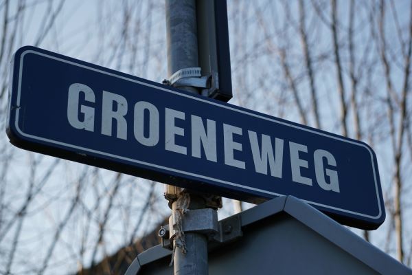 Brommobiel op zijn kop in de sloot