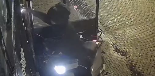 Vanavond beelden bij Bureau Rijnmond van brandstichter bij Café Proosje