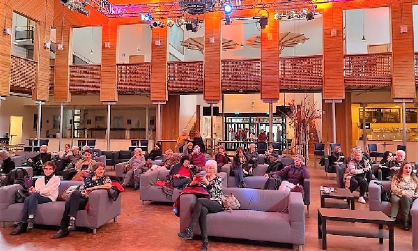 Lunchconcert door 'Waaj Paak' in foyer Theater aan de Schie