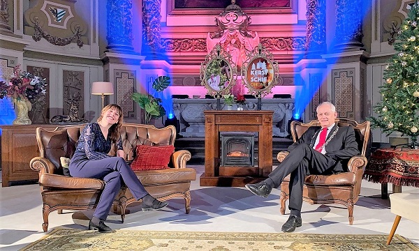 In een besloten 'Kaarsjesavond' ontsteekt burgemeester kerstverlichting