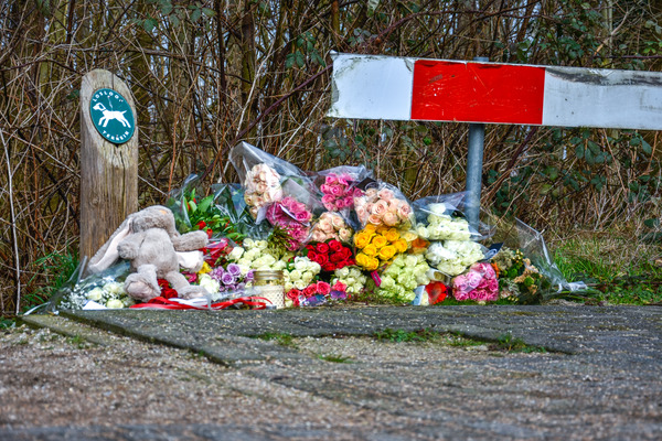 Vrienden Joni (13) leggen bloemen