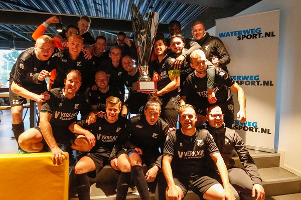 Super cupsfeer tijdens de Supercupfinale; DVO'32 pakt de gigantische beker