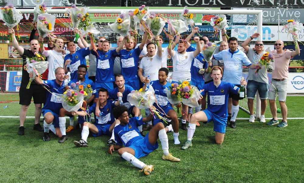 Excelsior'20 behaalt en viert de promotie op veld van Excelsior Maassluis