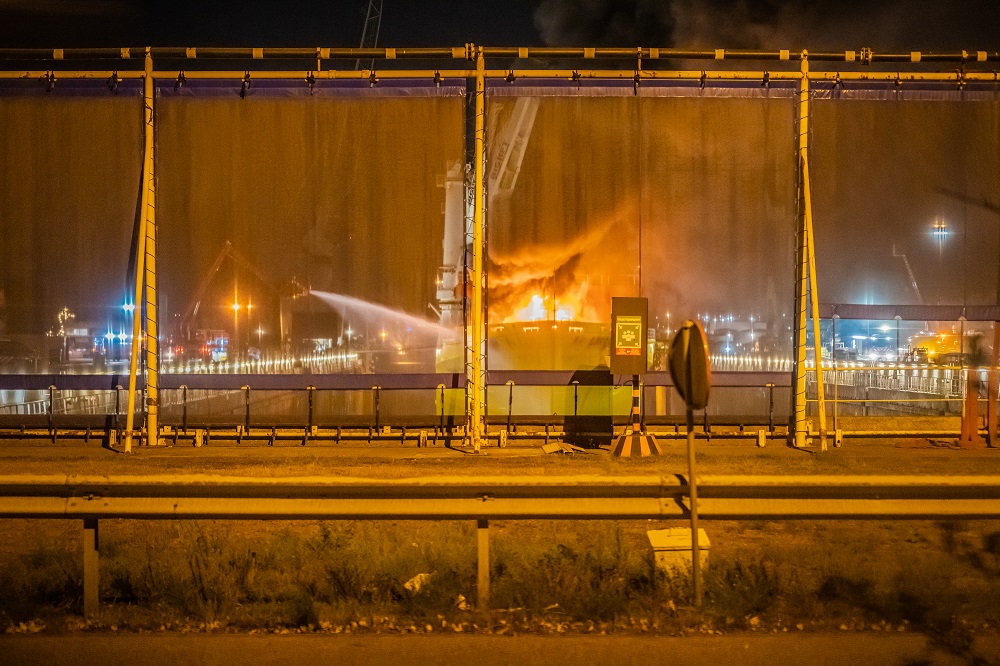 Foto's van de brand in zeeschip Happy Rover 