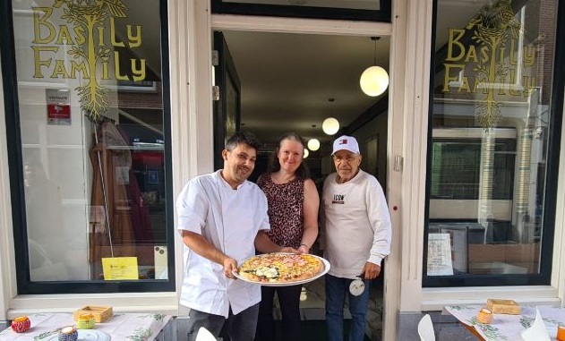 Kapsalon eraf, restaurantje erbij op de Hoogstraat