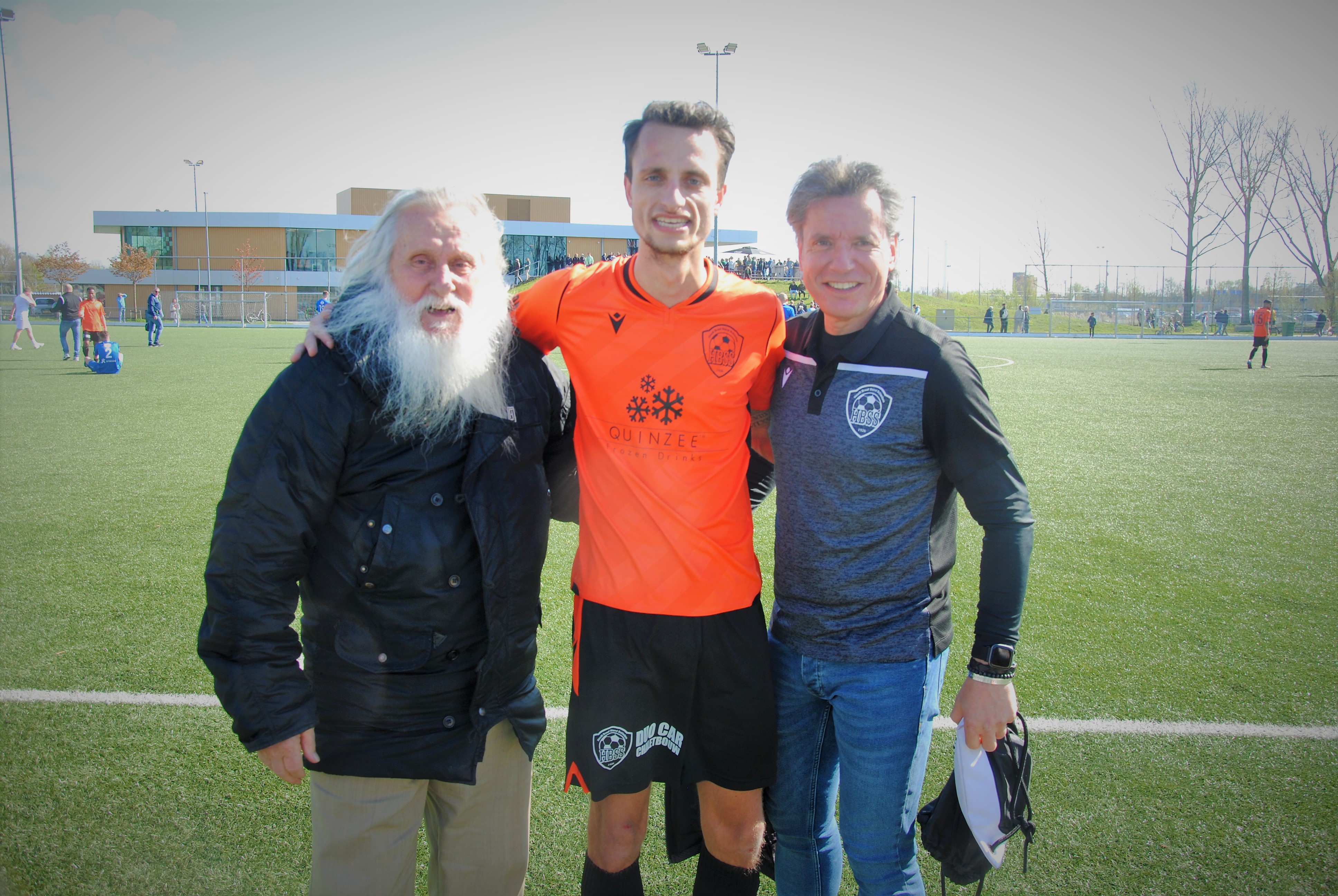 Drie generaties Klepke op de foto na de voetbalderby