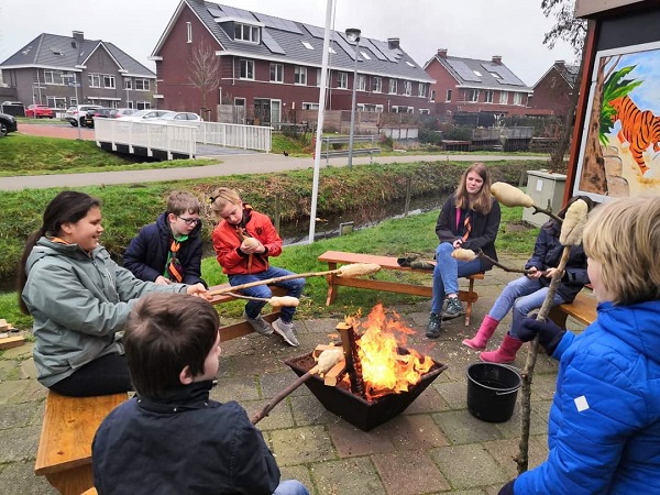 Zo bakken de jonge scouts zelf brood boven een vuurtje