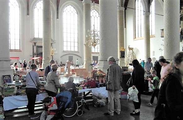 Rommelmarkt 'Mevobazar' in de kerk