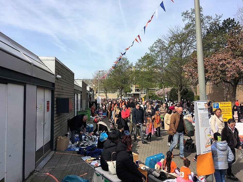 Het is als vanouds gezellig druk in Kethel op Koningsdag