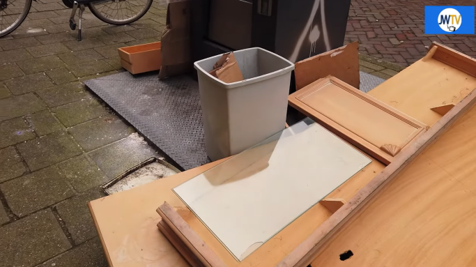 Jan Willem schiet beelden van op straat gedumpt afval