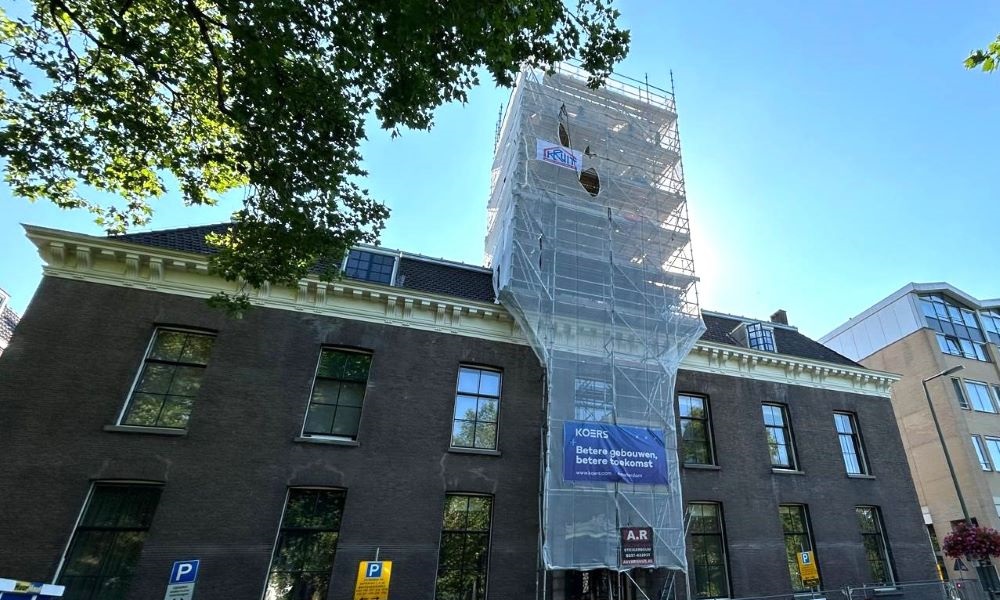Laatste deel van toren op Blauwhuis teruggezet