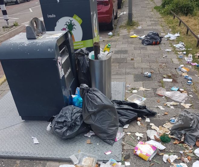 Handhavers ruimen de rommel op en doorzoeken de zakken