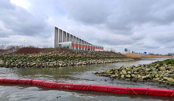 Plasticvanger aan de Nieuwe Maas in Schiedam