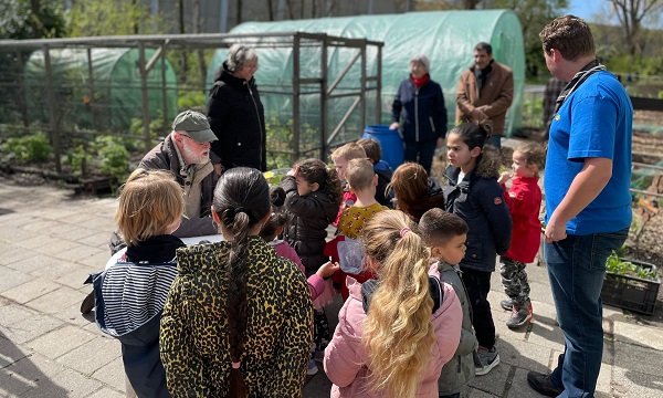 Bevers helpen bij tuinieren voor Voedselbank