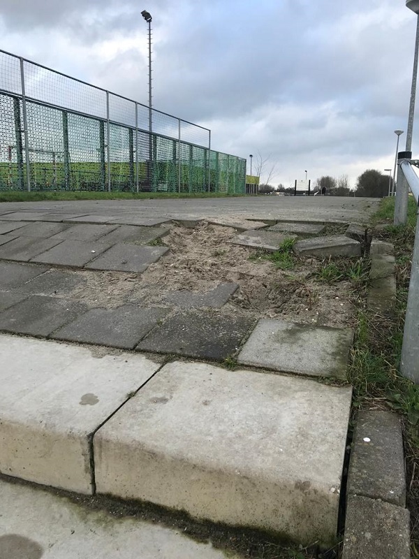 Er is opnieuw schade aan sportpark zoals verzakkingen en sinkholes