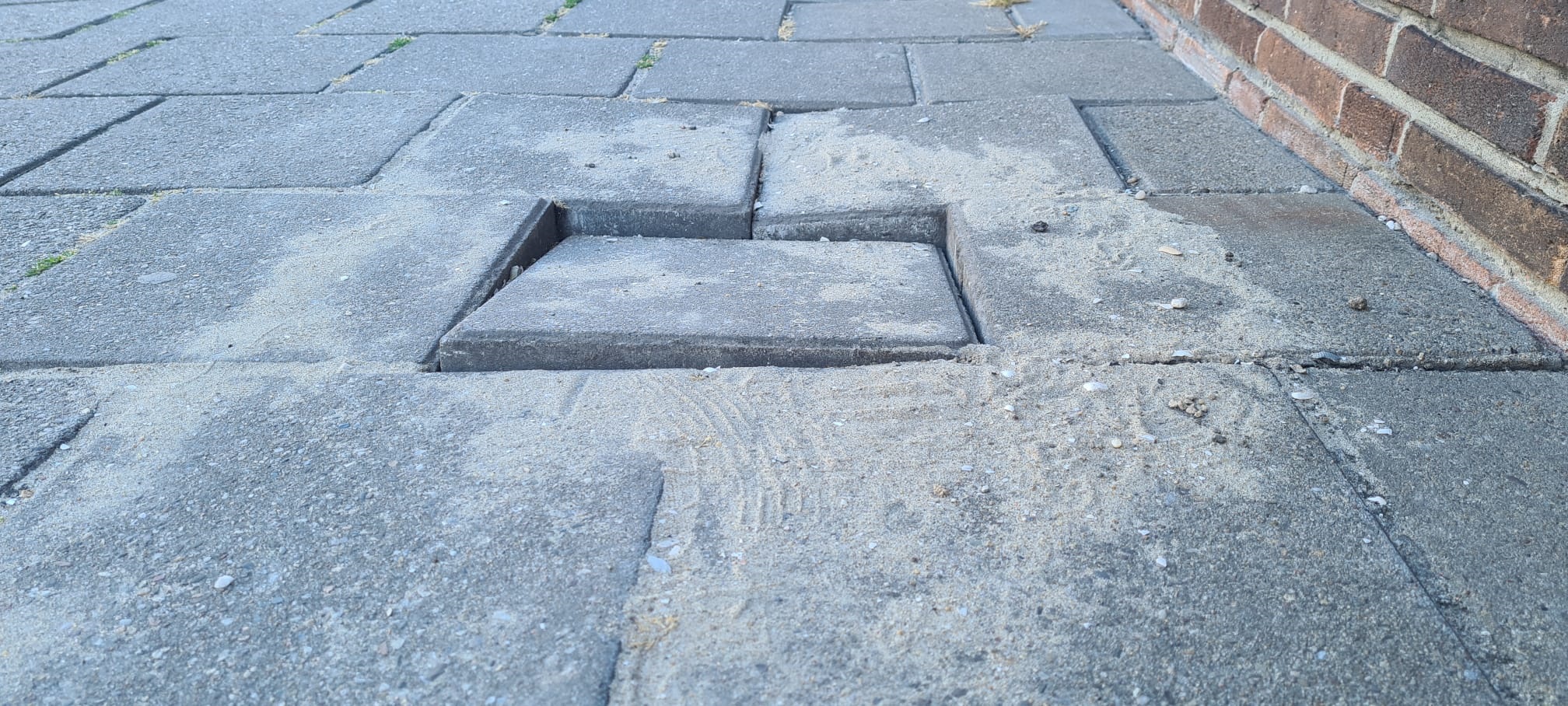 Deze stoeptegel is dag na melding nog opstekend