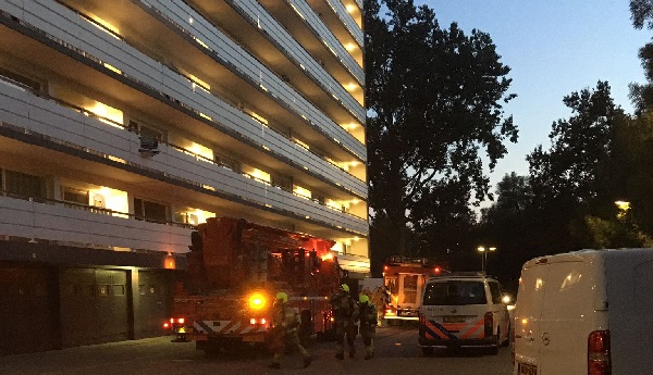 Keukenbrand in Spieringshoekflat; politie ramt deur woning