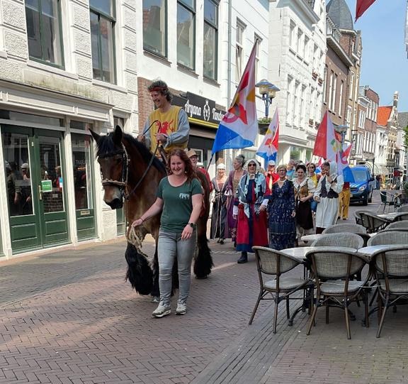 Historische stoet passeert Schiedam op weg naar Vlaardingen 