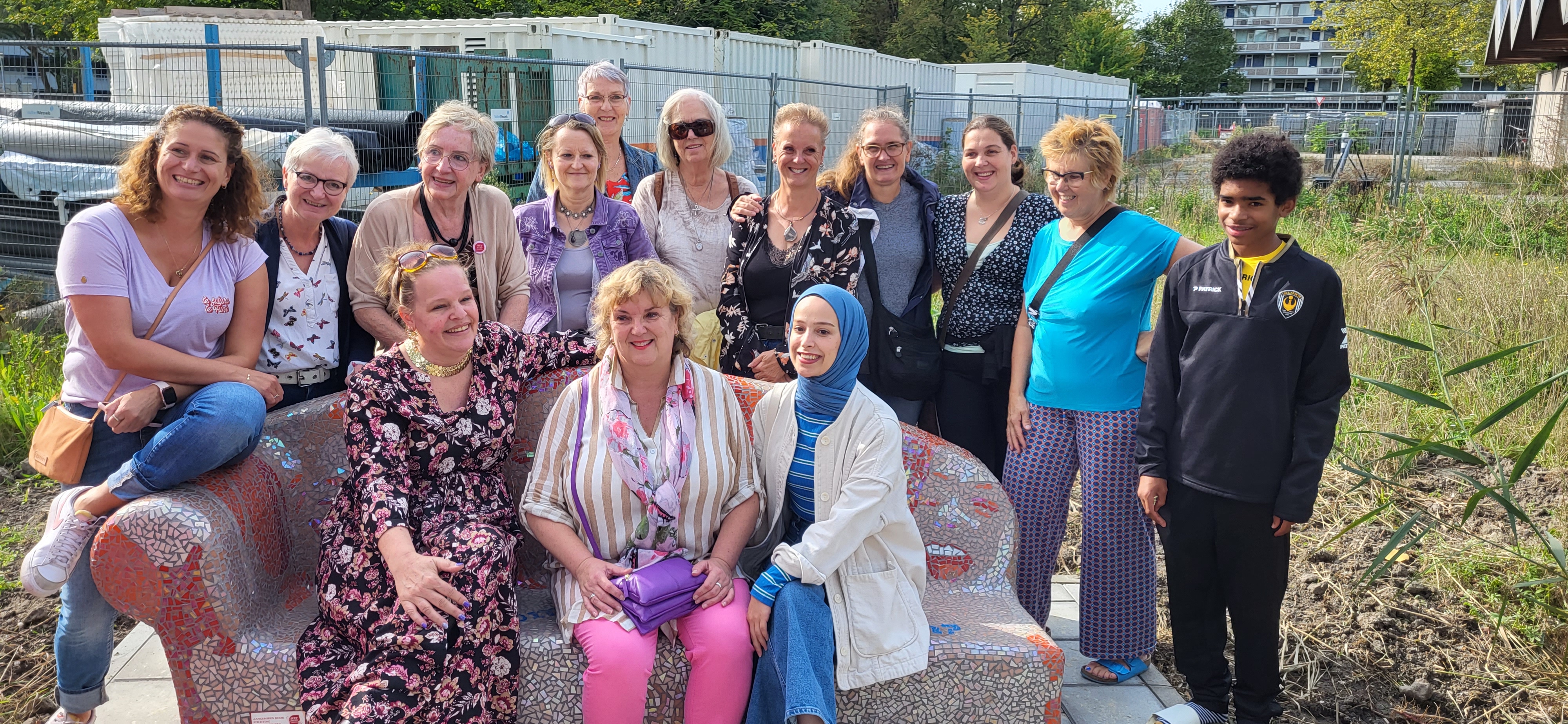 Net Niet Genoeg schenkt sociale sofa aan de Schiedammers