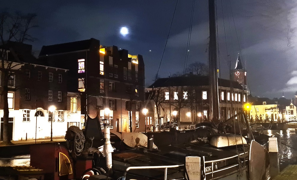 De 99% volle maan boven Schiedam