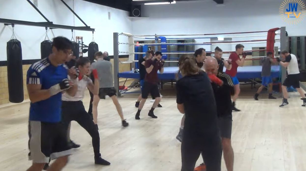 JW nam een kijkje bij boksschool