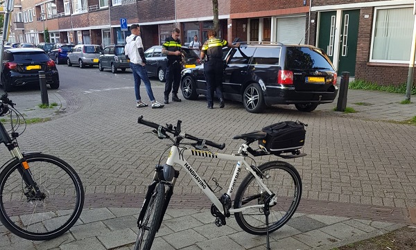 Boa's en agenten in actie tegen jeugdoverlast in Schiedam Oost