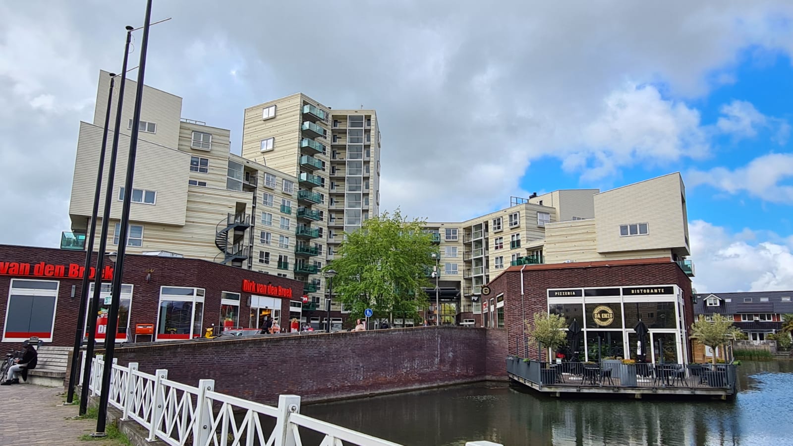 Uit woning in Sveaparken afgestoken vuurwerk verwondt agent