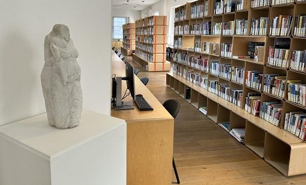 Beeldje 'Moeder en kind' staat nu in de Korenbeurs