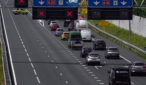 Ongeval bij Crooswijk op A20 richting Schiedam, weg is afgesloten