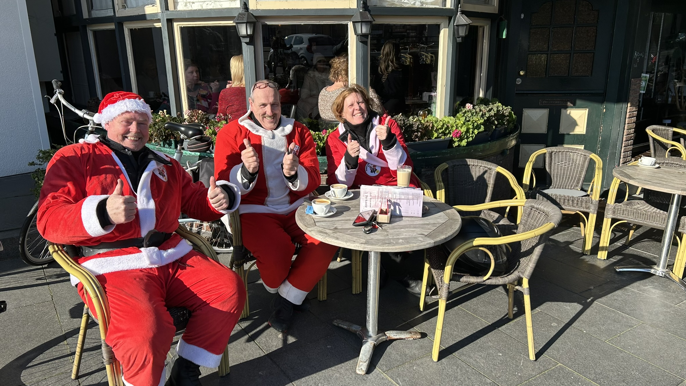 In de zon, uit de wind een terrasje pakken in Schiedam
