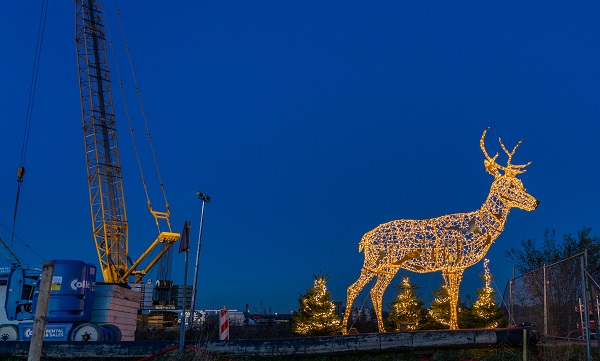 Groot verlicht hert op bouwplaats Blankenburgverbinding