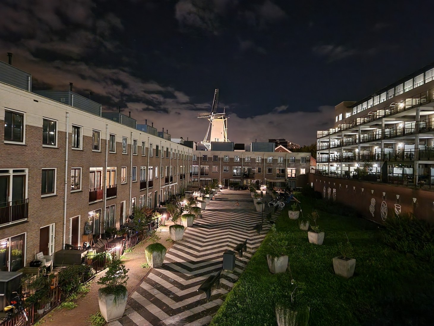 Foto's van 'ietwat spookachtig' Schiedam in de nacht