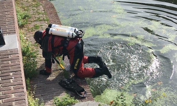 Kikvorsman brandweer duikt zijn verloren loodgordel op