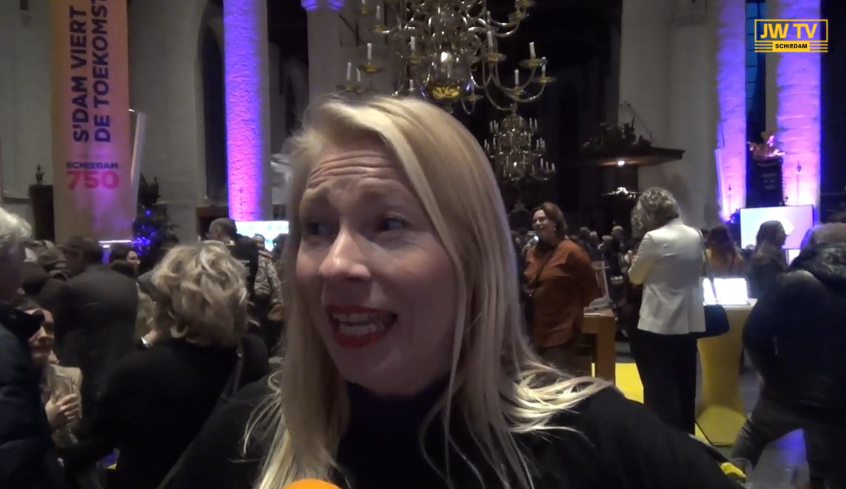 JW spreekt de nodige mensen op drukke gemeentereceptie