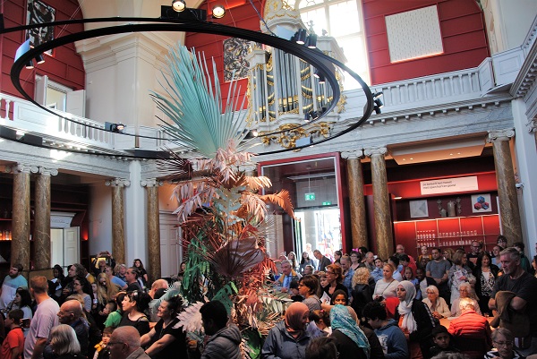 Er wordt gedanst, gejuicht en gespeeld op Wijken Welkom feest Schiedam Oost 