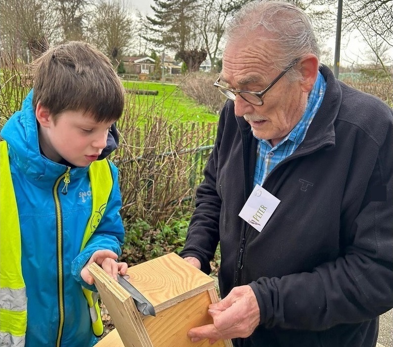 Kinderen helpen vogels door de winter heen