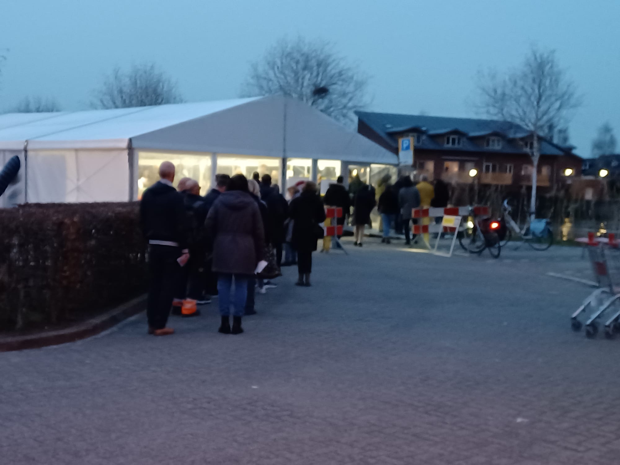 In de avond lange rijen voor stembureaus