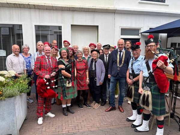 John geeft het stokje door aan …. John