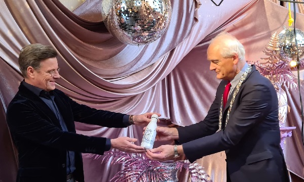 Zet je eigen held in de spotlight in 'over de top' verlichte Waag