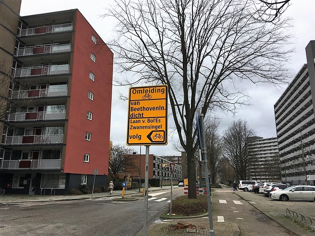 Stremming doorgaand autoverkeer Van Beethovenlaan niet duidelijk aangegeven
